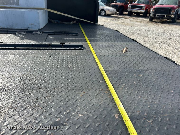 image for item ET3394 2006 Ford F350 Super Duty XL Crew Cab flatbed pickup truck