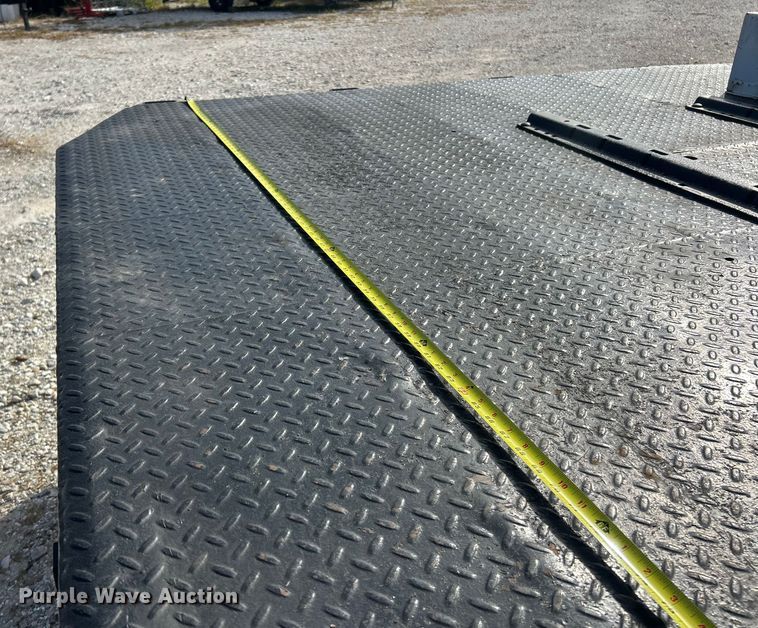 image for item ET3394 2006 Ford F350 Super Duty XL Crew Cab flatbed pickup truck