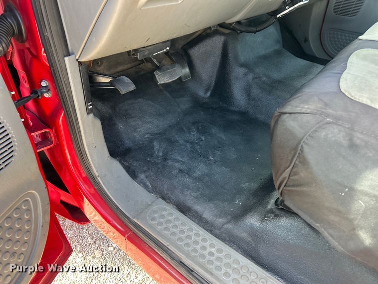 image for item ET3394 2006 Ford F350 Super Duty XL Crew Cab flatbed pickup truck