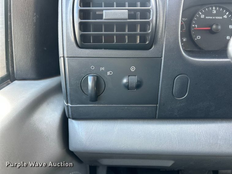 image for item ET3394 2006 Ford F350 Super Duty XL Crew Cab flatbed pickup truck