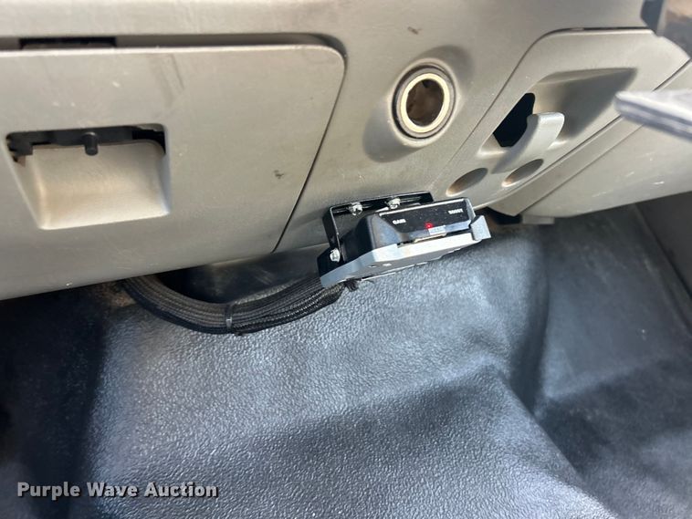 image for item ET3394 2006 Ford F350 Super Duty XL Crew Cab flatbed pickup truck