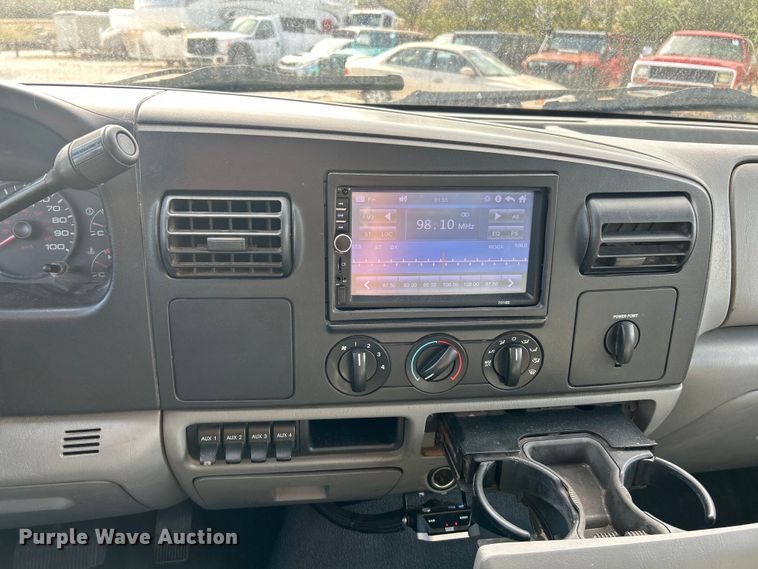 image for item ET3394 2006 Ford F350 Super Duty XL Crew Cab flatbed pickup truck