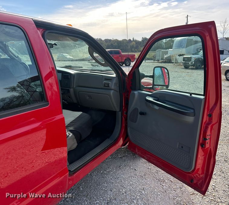 image for item ET3394 2006 Ford F350 Super Duty XL Crew Cab flatbed pickup truck