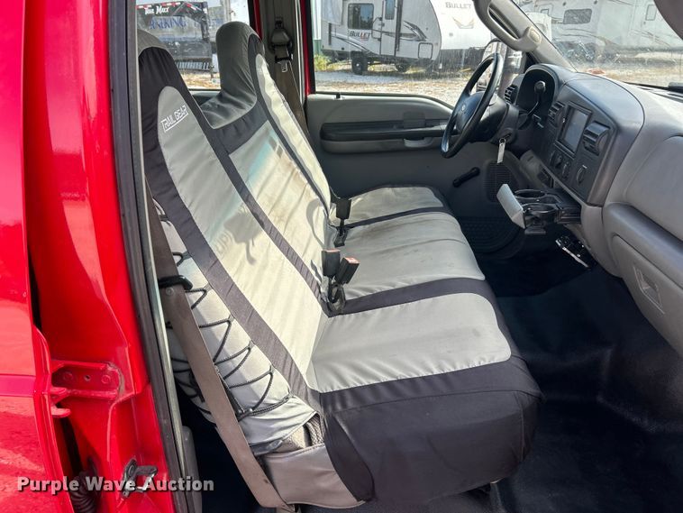 image for item ET3394 2006 Ford F350 Super Duty XL Crew Cab flatbed pickup truck