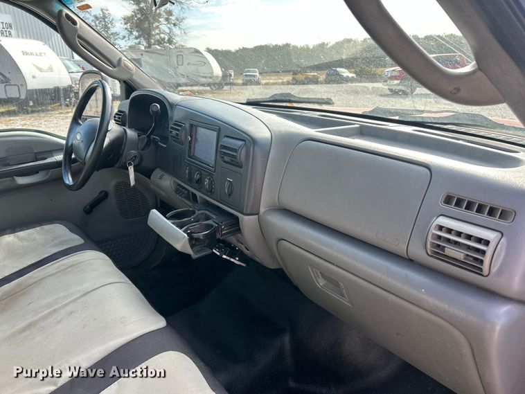 image for item ET3394 2006 Ford F350 Super Duty XL Crew Cab flatbed pickup truck