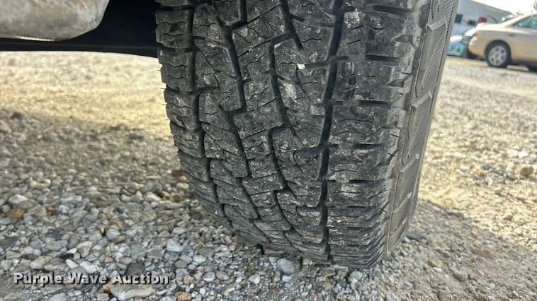 image for item ET3394 2006 Ford F350 Super Duty XL Crew Cab flatbed pickup truck