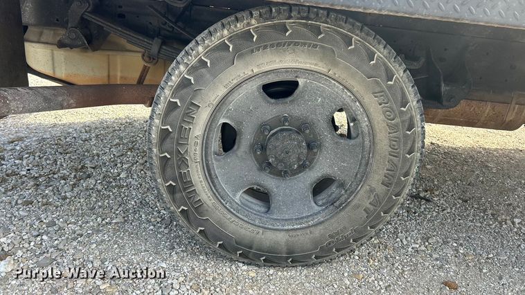 image for item ET3394 2006 Ford F350 Super Duty XL Crew Cab flatbed pickup truck