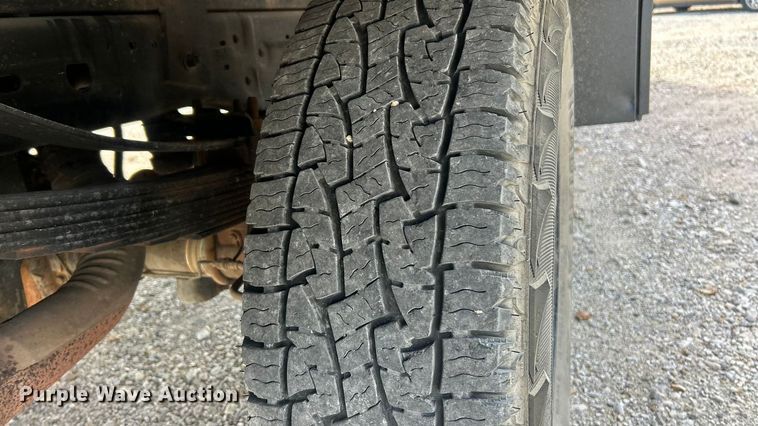 image for item ET3394 2006 Ford F350 Super Duty XL Crew Cab flatbed pickup truck