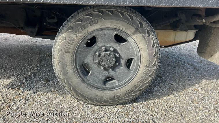 image for item ET3394 2006 Ford F350 Super Duty XL Crew Cab flatbed pickup truck