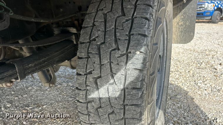 image for item ET3394 2006 Ford F350 Super Duty XL Crew Cab flatbed pickup truck