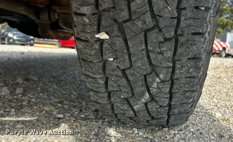 image for item ET3394 2006 Ford F350 Super Duty XL Crew Cab flatbed pickup truck