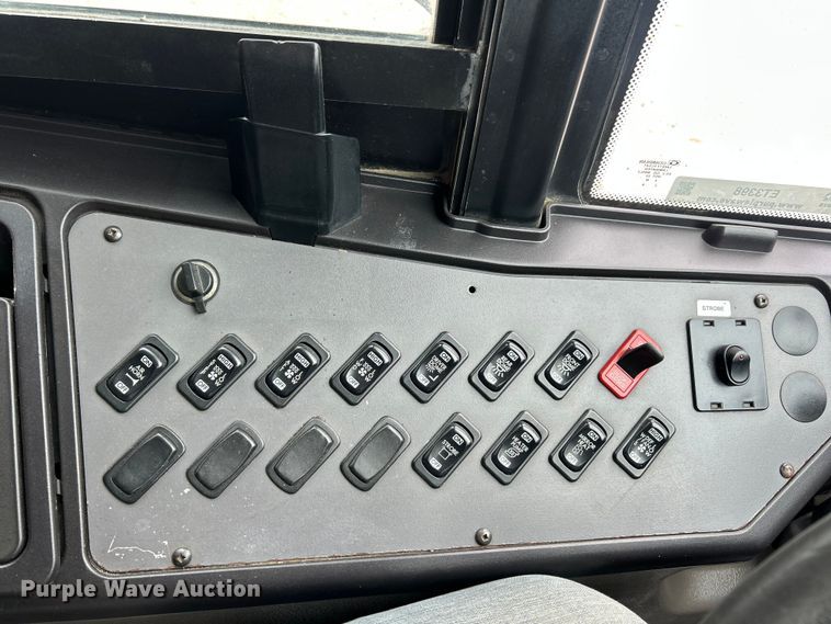 image for item ET3398 2014 Thomas Built B2 school bus