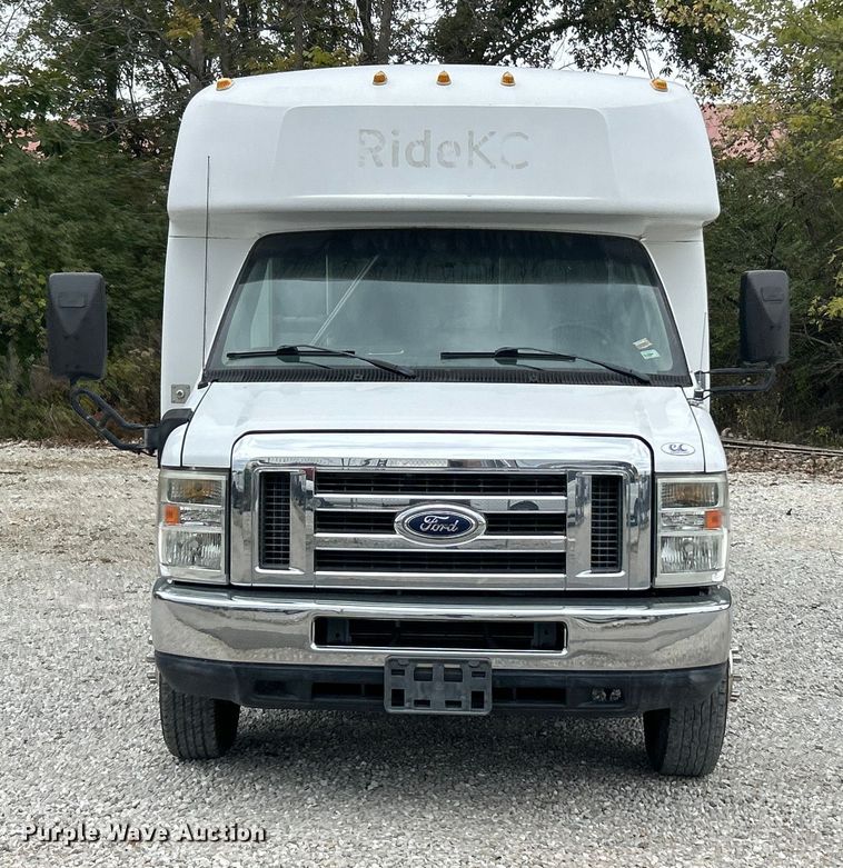 image for item ET3400 2011 Ford E350 Super Duty shuttle bus