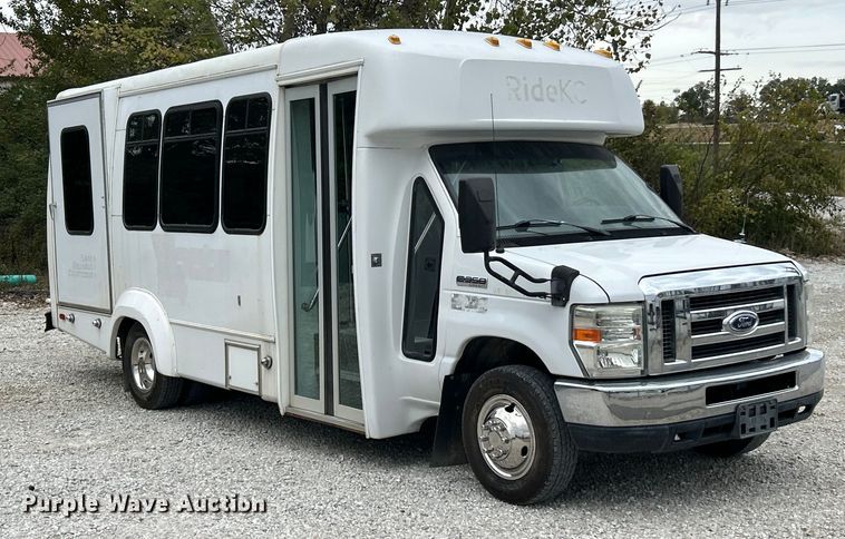 image for item ET3400 2011 Ford E350 Super Duty shuttle bus