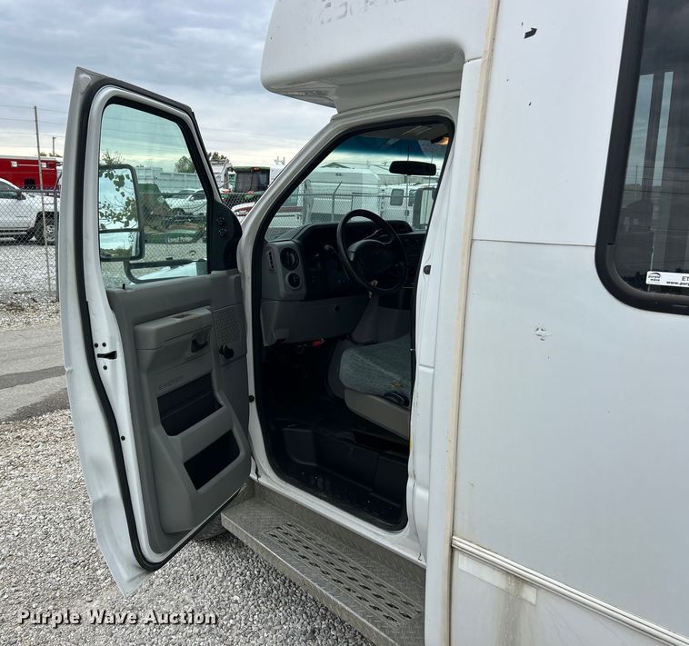 image for item ET3400 2011 Ford E350 Super Duty shuttle bus