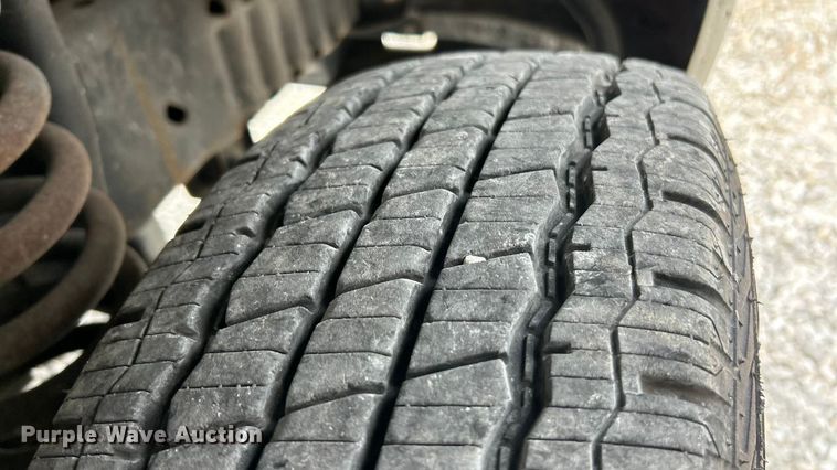 image for item ET3400 2011 Ford E350 Super Duty shuttle bus