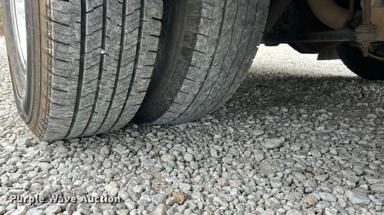 image for item ET3400 2011 Ford E350 Super Duty shuttle bus