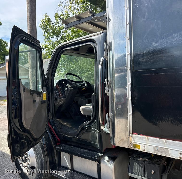 image for item ET3488 2006 Freightliner Business Class M2 refrigerated truck