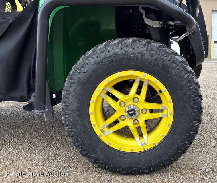 image for item ET4542 2022 John Deere XUV 825M S4 utility vehicle