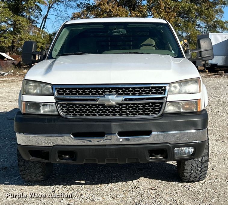 image for item ET6591 2005 Chevrolet Silverado 2500HD Ext. Cab bale bed pickup truck