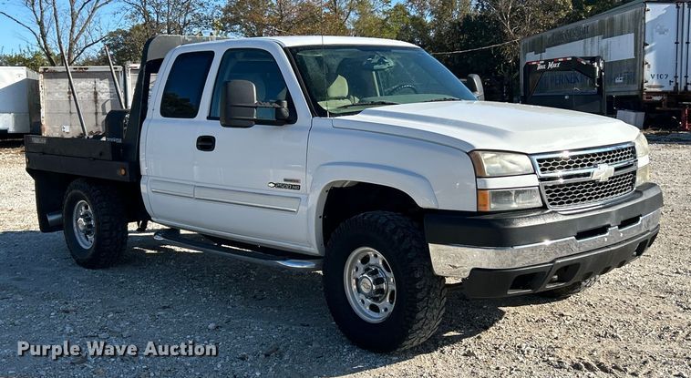 image for item ET6591 2005 Chevrolet Silverado 2500HD Ext. Cab bale bed pickup truck