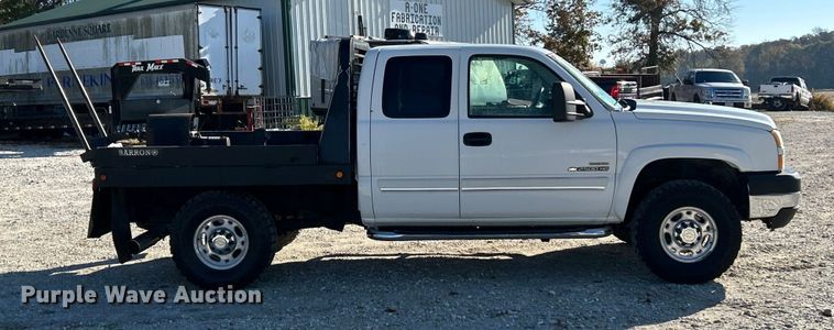 image for item ET6591 2005 Chevrolet Silverado 2500HD Ext. Cab bale bed pickup truck