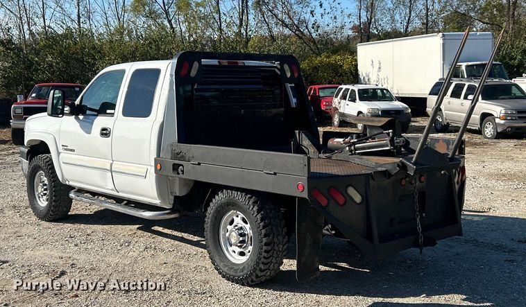 image for item ET6591 2005 Chevrolet Silverado 2500HD Ext. Cab bale bed pickup truck
