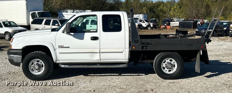 image for item ET6591 2005 Chevrolet Silverado 2500HD Ext. Cab bale bed pickup truck