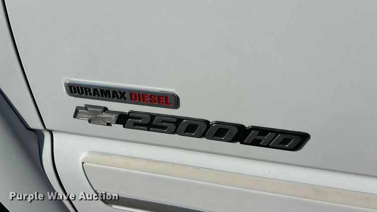 image for item ET6591 2005 Chevrolet Silverado 2500HD Ext. Cab bale bed pickup truck