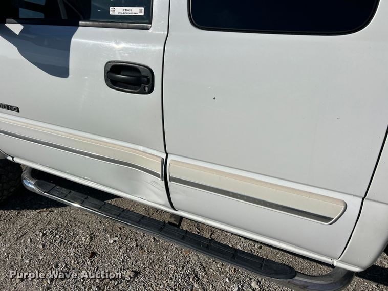 image for item ET6591 2005 Chevrolet Silverado 2500HD Ext. Cab bale bed pickup truck