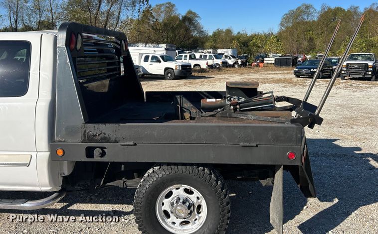 image for item ET6591 2005 Chevrolet Silverado 2500HD Ext. Cab bale bed pickup truck