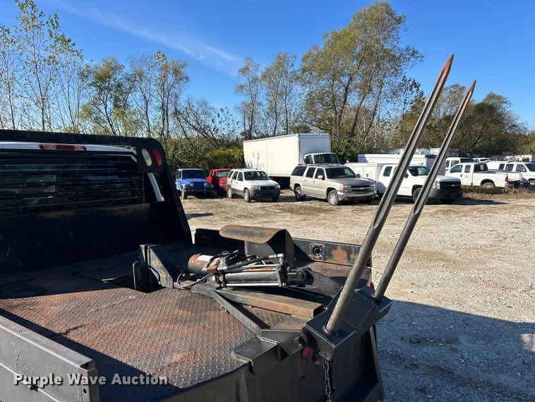 image for item ET6591 2005 Chevrolet Silverado 2500HD Ext. Cab bale bed pickup truck