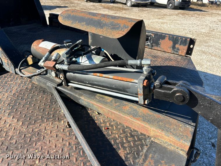 image for item ET6591 2005 Chevrolet Silverado 2500HD Ext. Cab bale bed pickup truck