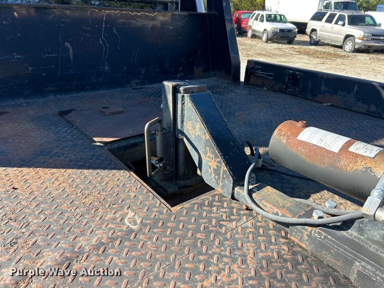 image for item ET6591 2005 Chevrolet Silverado 2500HD Ext. Cab bale bed pickup truck