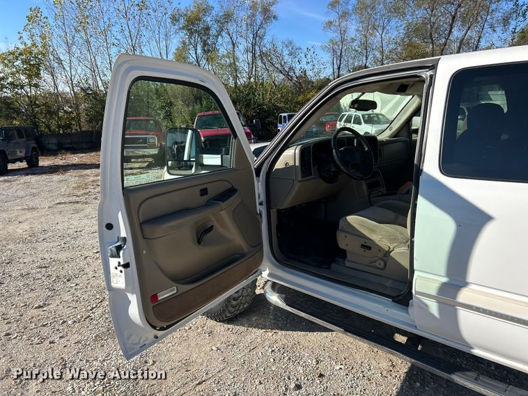 image for item ET6591 2005 Chevrolet Silverado 2500HD Ext. Cab bale bed pickup truck