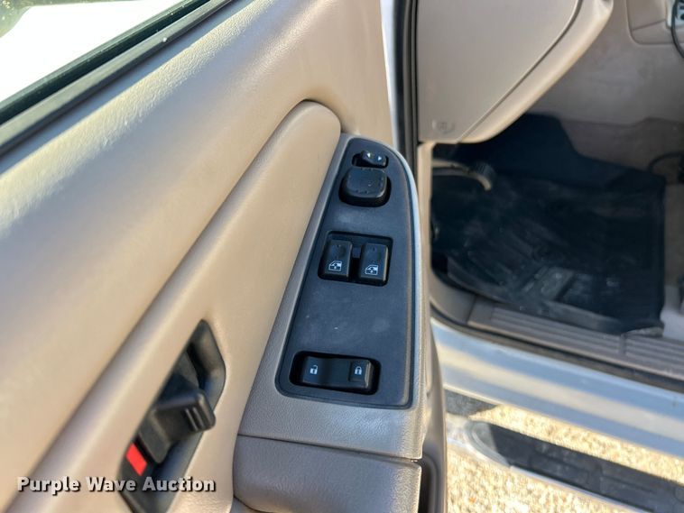 image for item ET6591 2005 Chevrolet Silverado 2500HD Ext. Cab bale bed pickup truck