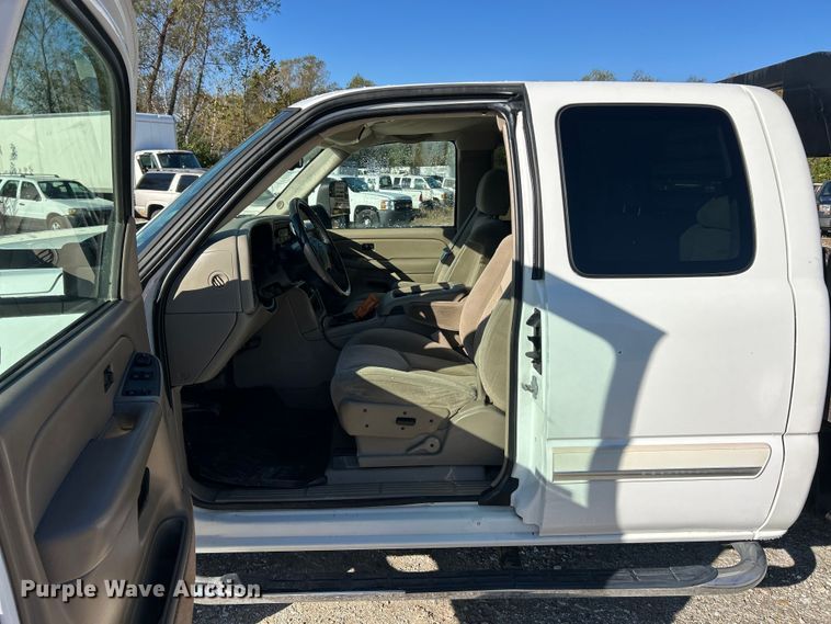 image for item ET6591 2005 Chevrolet Silverado 2500HD Ext. Cab bale bed pickup truck