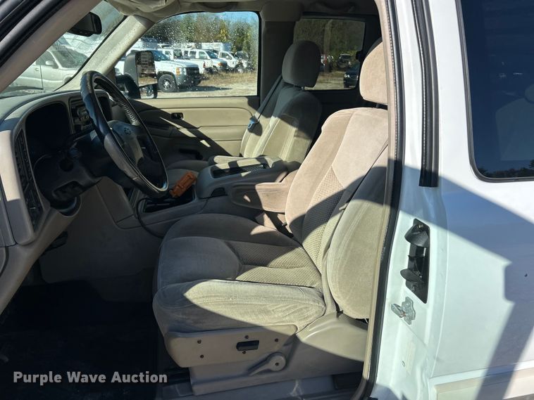 image for item ET6591 2005 Chevrolet Silverado 2500HD Ext. Cab bale bed pickup truck