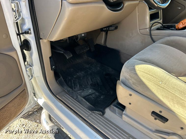 image for item ET6591 2005 Chevrolet Silverado 2500HD Ext. Cab bale bed pickup truck