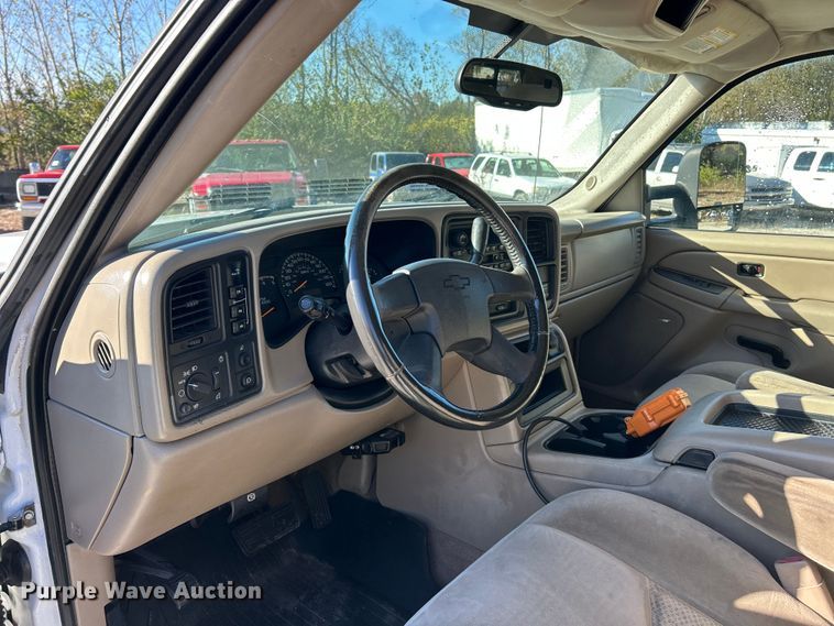 image for item ET6591 2005 Chevrolet Silverado 2500HD Ext. Cab bale bed pickup truck