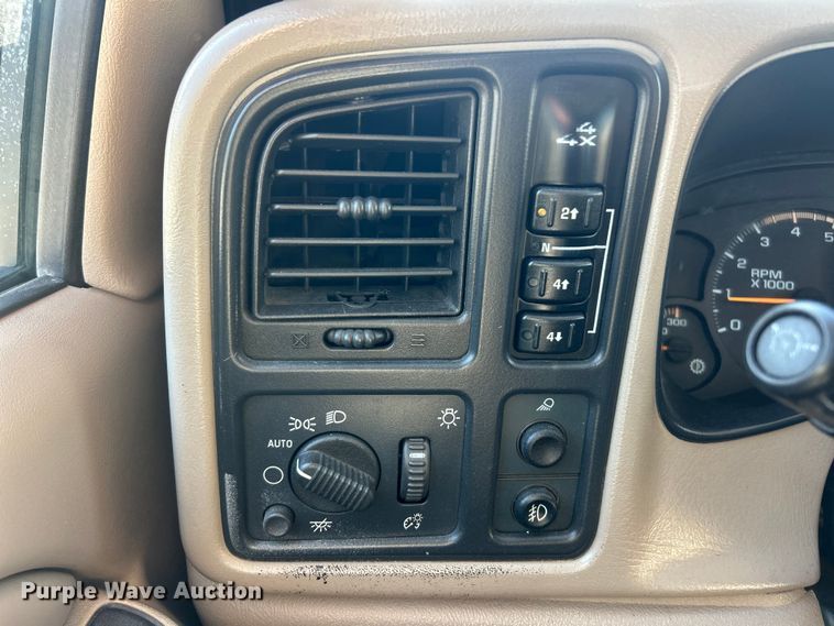 image for item ET6591 2005 Chevrolet Silverado 2500HD Ext. Cab bale bed pickup truck