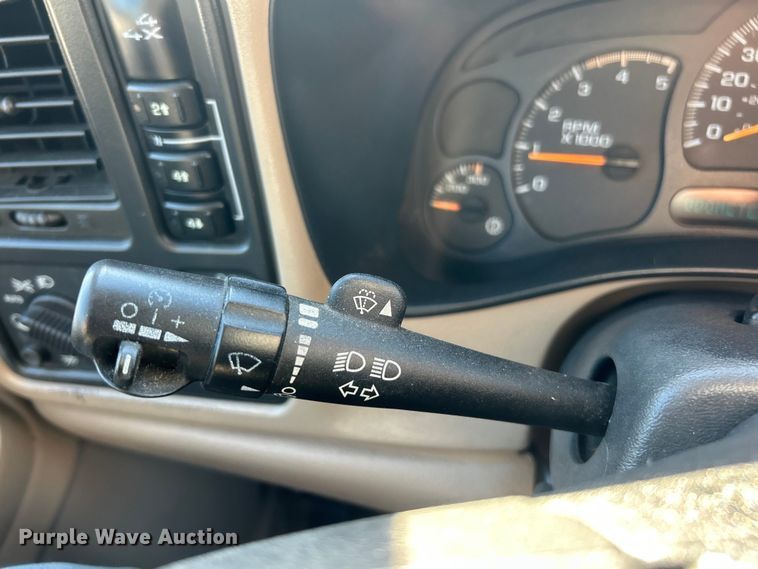 image for item ET6591 2005 Chevrolet Silverado 2500HD Ext. Cab bale bed pickup truck