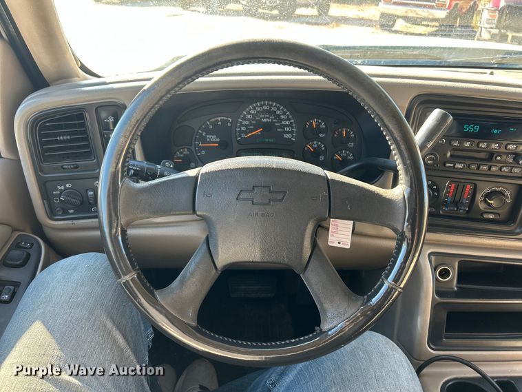 image for item ET6591 2005 Chevrolet Silverado 2500HD Ext. Cab bale bed pickup truck