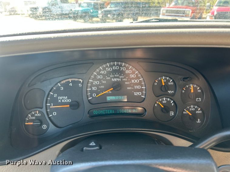 image for item ET6591 2005 Chevrolet Silverado 2500HD Ext. Cab bale bed pickup truck