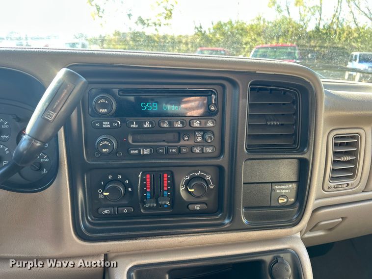 image for item ET6591 2005 Chevrolet Silverado 2500HD Ext. Cab bale bed pickup truck