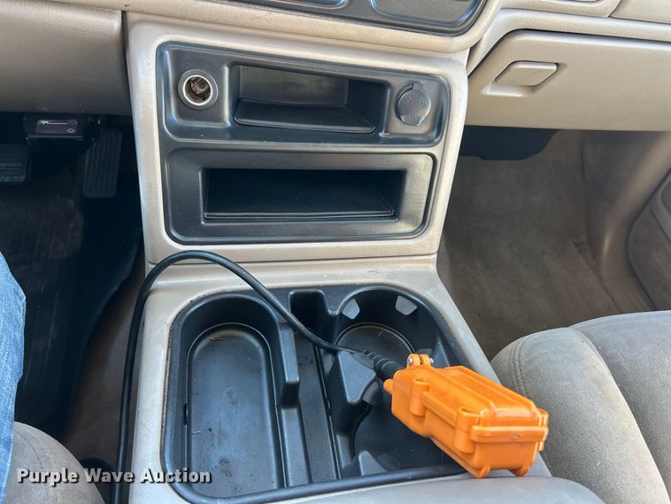 image for item ET6591 2005 Chevrolet Silverado 2500HD Ext. Cab bale bed pickup truck