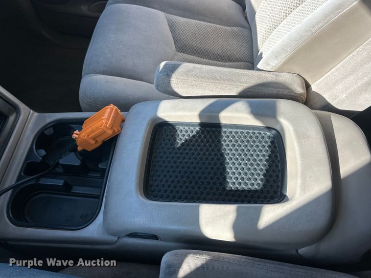 image for item ET6591 2005 Chevrolet Silverado 2500HD Ext. Cab bale bed pickup truck