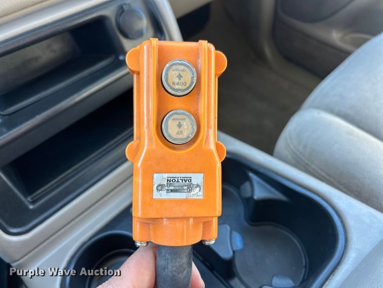 image for item ET6591 2005 Chevrolet Silverado 2500HD Ext. Cab bale bed pickup truck