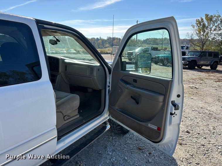 image for item ET6591 2005 Chevrolet Silverado 2500HD Ext. Cab bale bed pickup truck