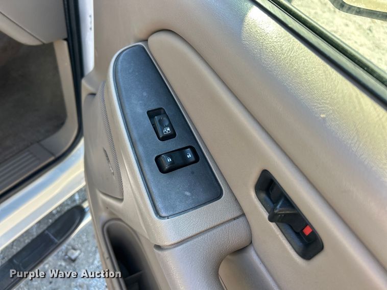 image for item ET6591 2005 Chevrolet Silverado 2500HD Ext. Cab bale bed pickup truck